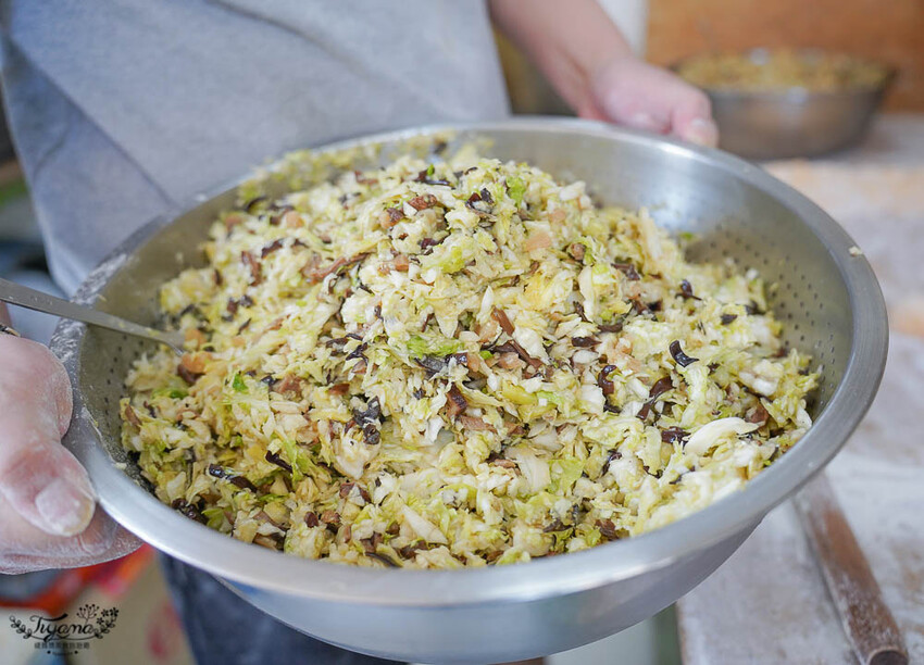 台南生煎包|草包生煎,天然黃配綠生煎包,現包現煎的好美味!!國華友愛新商圈美食 @緹雅瑪 美食旅遊趣