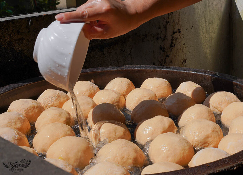 台南生煎包|草包生煎,天然黃配綠生煎包,現包現煎的好美味!!國華友愛新商圈美食 @緹雅瑪 美食旅遊趣