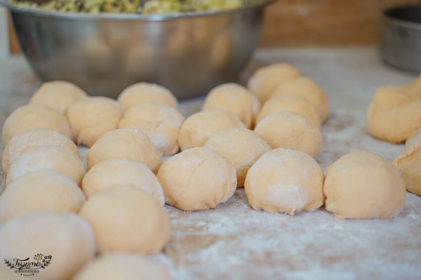 台南生煎包|草包生煎,天然黃配綠生煎包,現包現煎的好美味!!國華友愛新商圈美食 @緹雅瑪 美食旅遊趣