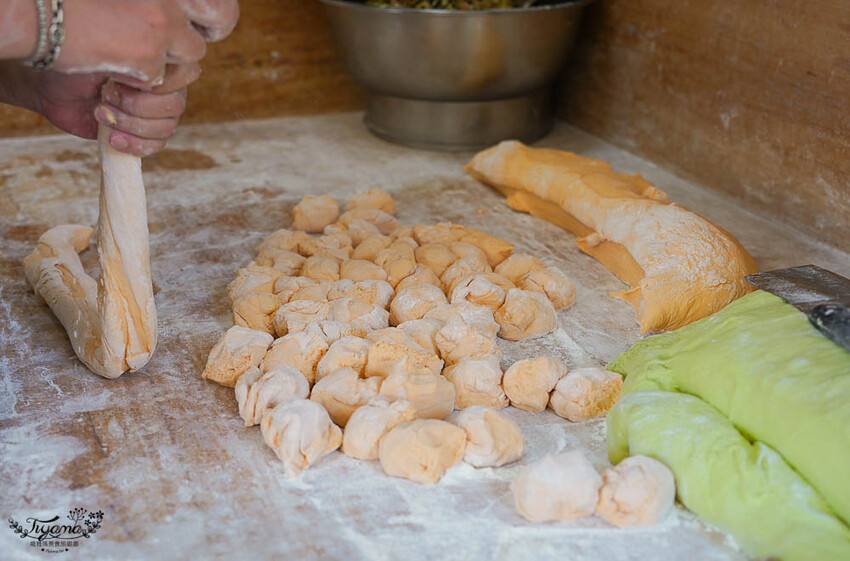 台南生煎包|草包生煎,天然黃配綠生煎包,現包現煎的好美味!!國華友愛新商圈美食 @緹雅瑪 美食旅遊趣