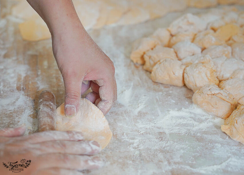 台南生煎包|草包生煎,天然黃配綠生煎包,現包現煎的好美味!!國華友愛新商圈美食 @緹雅瑪 美食旅遊趣