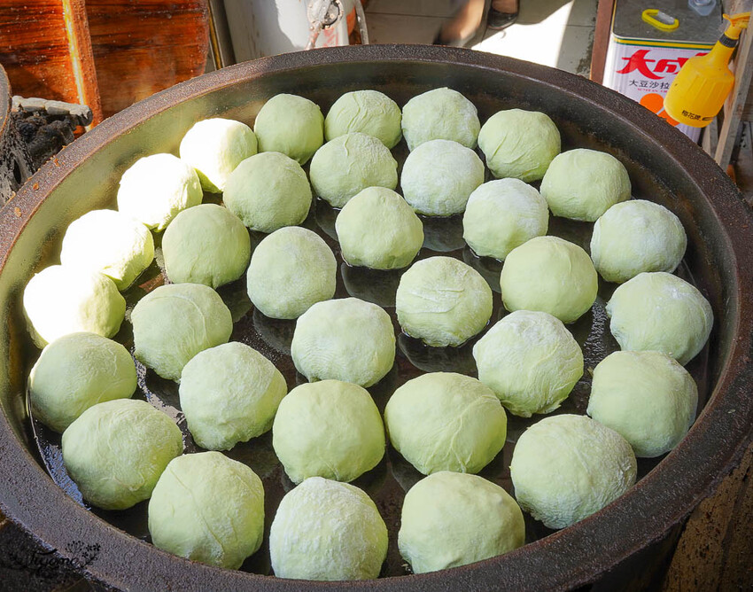 台南生煎包|草包生煎,天然黃配綠生煎包,現包現煎的好美味!!國華友愛新商圈美食 @緹雅瑪 美食旅遊趣