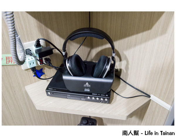 24H台南錦城崇會店:【台南休閒】二輪電影院|懷舊MTV|夜貓獨立包廂12小時只要300元|DVD.漫畫.小說.雜誌免費看到爽~24H台南錦城崇會店