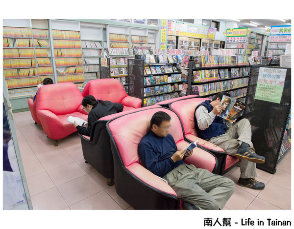 24H台南錦城崇會店:【台南休閒】二輪電影院|懷舊MTV|夜貓獨立包廂12小時只要300元|DVD.漫畫.小說.雜誌免費看到爽~24H台南錦城崇會店