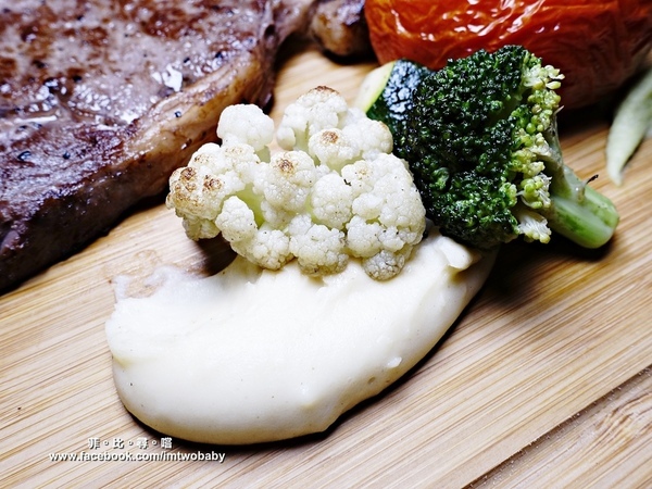 Duchamp Bistro&Cafe：Duchamp  Wine.Bistro.Cafe 杜象餐酒館 隱身在巷弄裡的浪漫異國料理 聖誕節限定-戰斧牛排尬海鮮部隊 視覺味覺雙享受！