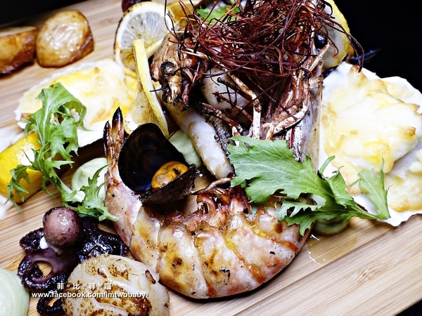 Duchamp Bistro&Cafe：Duchamp  Wine.Bistro.Cafe 杜象餐酒館 隱身在巷弄裡的浪漫異國料理 聖誕節限定-戰斧牛排尬海鮮部隊 視覺味覺雙享受！