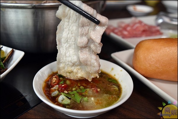 黃金張老甕東北酸菜鍋:台中好吃北方麵食。手工麵食老滷燒雞自家甕醃天然發酵酸白菜道道有驚喜