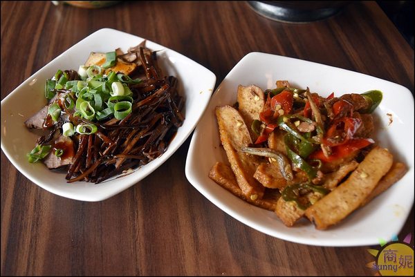 黃金張老甕東北酸菜鍋:台中好吃北方麵食。手工麵食老滷燒雞自家甕醃天然發酵酸白菜道道有驚喜