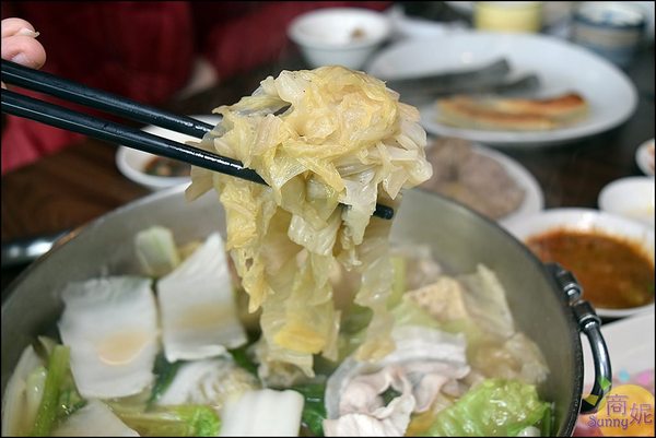 黃金張老甕東北酸菜鍋:台中好吃北方麵食。手工麵食老滷燒雞自家甕醃天然發酵酸白菜道道有驚喜