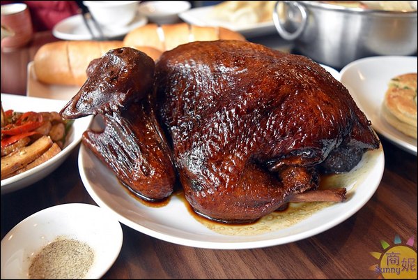 黃金張老甕東北酸菜鍋:台中好吃北方麵食。手工麵食老滷燒雞自家甕醃天然發酵酸白菜道道有驚喜