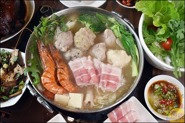 黃金張老甕東北酸菜鍋:台中好吃北方麵食。手工麵食老滷燒雞自家甕醃天然發酵酸白菜道道有驚喜