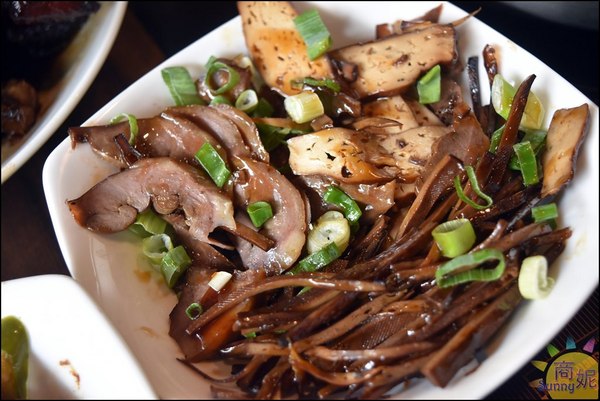 黃金張老甕東北酸菜鍋:台中好吃北方麵食。手工麵食老滷燒雞自家甕醃天然發酵酸白菜道道有驚喜