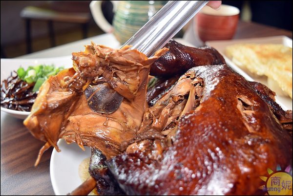 黃金張老甕東北酸菜鍋:台中好吃北方麵食。手工麵食老滷燒雞自家甕醃天然發酵酸白菜道道有驚喜