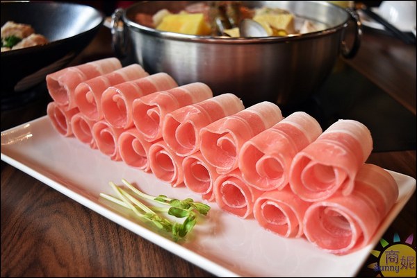 黃金張老甕東北酸菜鍋:台中好吃北方麵食。手工麵食老滷燒雞自家甕醃天然發酵酸白菜道道有驚喜