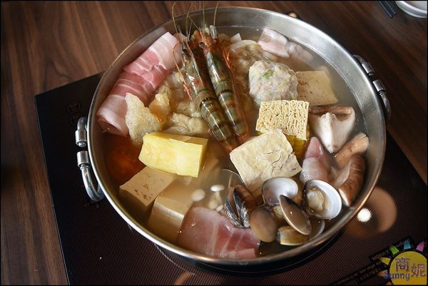 黃金張老甕東北酸菜鍋:台中好吃北方麵食。手工麵食老滷燒雞自家甕醃天然發酵酸白菜道道有驚喜