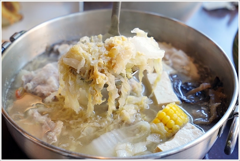 【台中火鍋】黃金張老甕東北酸菜白肉鍋.天然發酵的酸白菜鍋酸甜回甘,超人氣手工麵食點心也推薦!