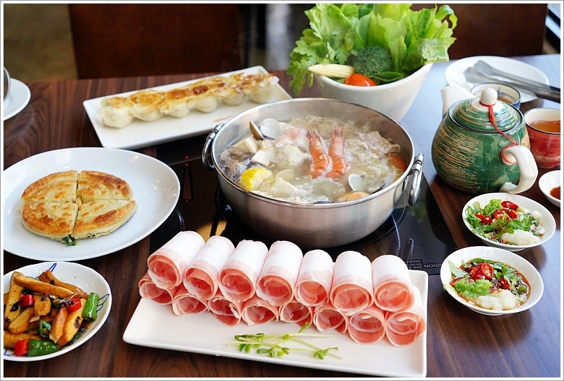 【台中火鍋】黃金張老甕東北酸菜白肉鍋.天然發酵的酸白菜鍋酸甜回甘,超人氣手工麵食點心也推薦!