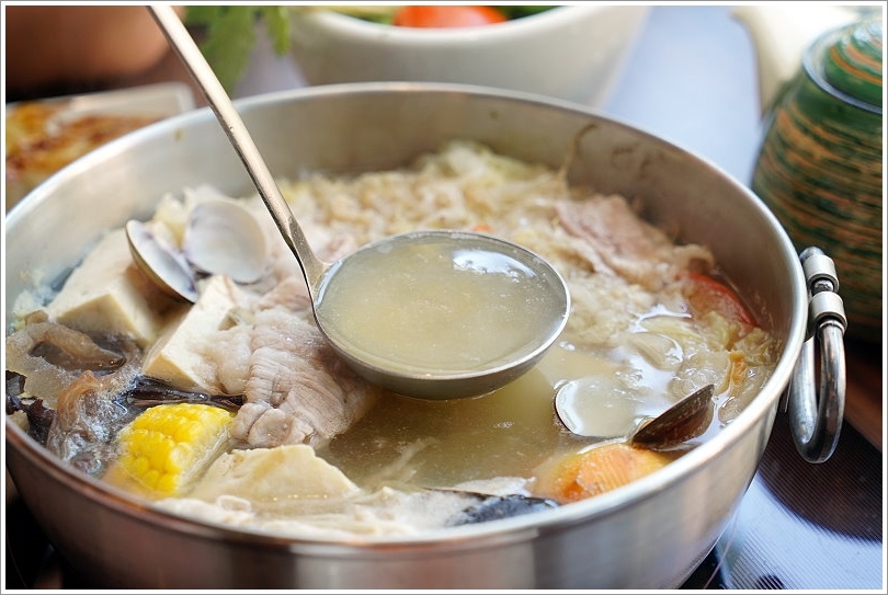 【台中火鍋】黃金張老甕東北酸菜白肉鍋.天然發酵的酸白菜鍋酸甜回甘,超人氣手工麵食點心也推薦!