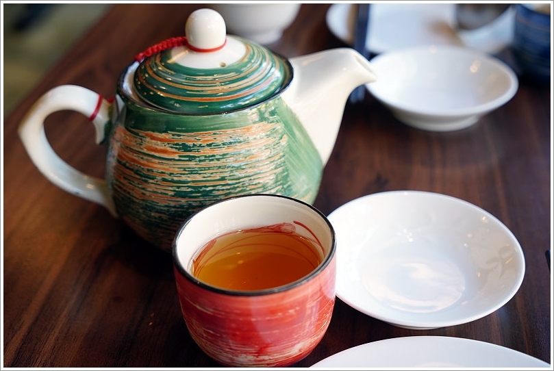 【台中火鍋】黃金張老甕東北酸菜白肉鍋.天然發酵的酸白菜鍋酸甜回甘,超人氣手工麵食點心也推薦!