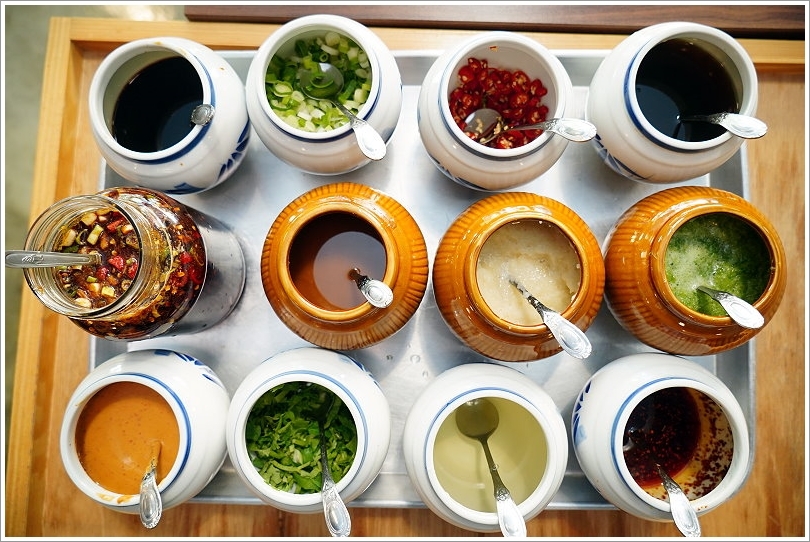 【台中火鍋】黃金張老甕東北酸菜白肉鍋.天然發酵的酸白菜鍋酸甜回甘,超人氣手工麵食點心也推薦!