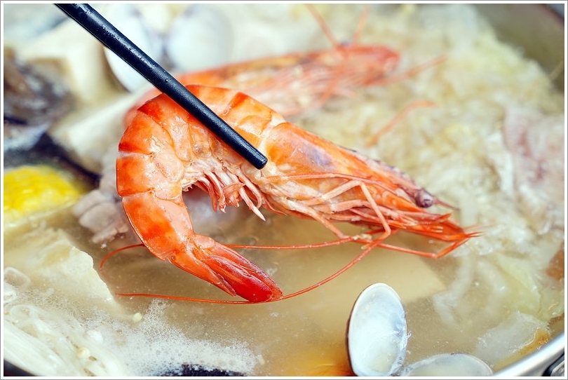 【台中火鍋】黃金張老甕東北酸菜白肉鍋.天然發酵的酸白菜鍋酸甜回甘,超人氣手工麵食點心也推薦!