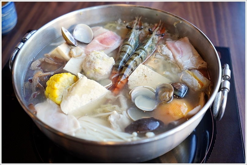 【台中火鍋】黃金張老甕東北酸菜白肉鍋.天然發酵的酸白菜鍋酸甜回甘,超人氣手工麵食點心也推薦!