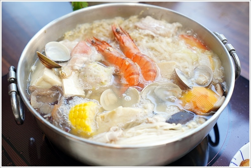 【台中火鍋】黃金張老甕東北酸菜白肉鍋.天然發酵的酸白菜鍋酸甜回甘,超人氣手工麵食點心也推薦!