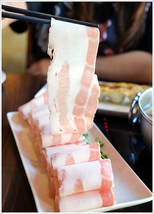 【台中火鍋】黃金張老甕東北酸菜白肉鍋.天然發酵的酸白菜鍋酸甜回甘,超人氣手工麵食點心也推薦!