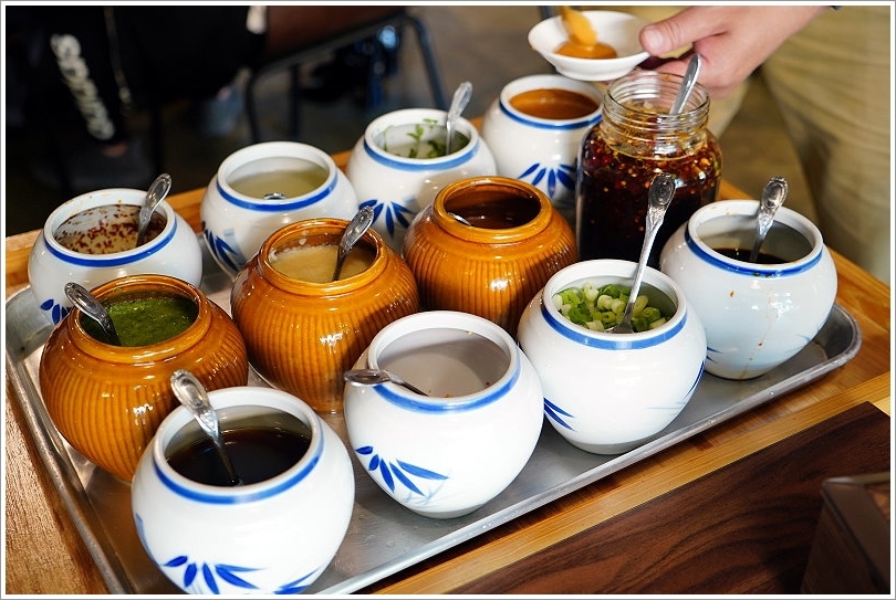 【台中火鍋】黃金張老甕東北酸菜白肉鍋.天然發酵的酸白菜鍋酸甜回甘,超人氣手工麵食點心也推薦!