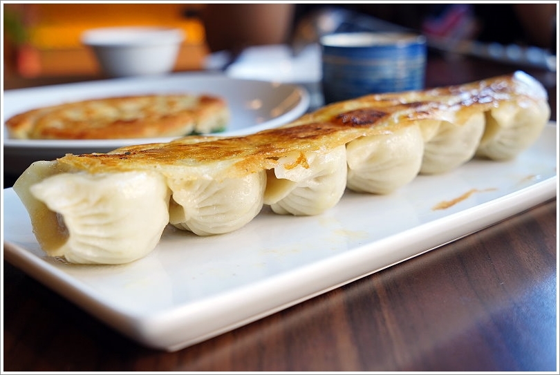 【台中火鍋】黃金張老甕東北酸菜白肉鍋.天然發酵的酸白菜鍋酸甜回甘,超人氣手工麵食點心也推薦!