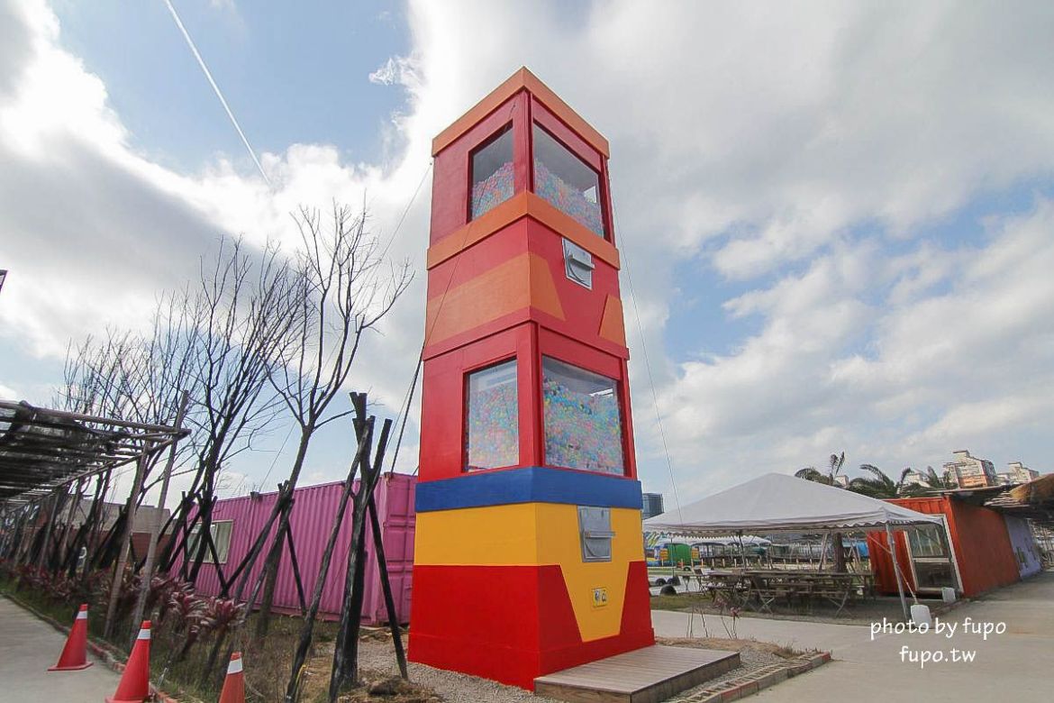 就是要玩！全台最高巨型扭蛋機~2018淡水蛋蛋嘉年華：多款彩色貨櫃進駐,可愛市集,沙堆.球池.扮家家酒組合.DIY,交通,票價,停車場,路線,一日遊