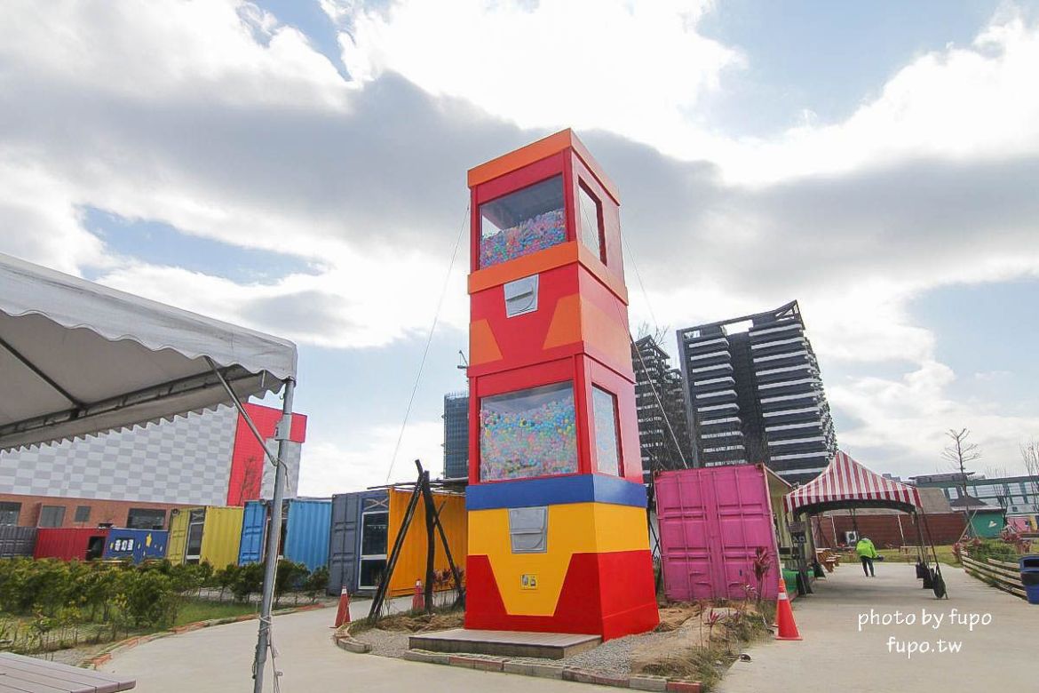 就是要玩！全台最高巨型扭蛋機~2018淡水蛋蛋嘉年華：多款彩色貨櫃進駐,可愛市集,沙堆.球池.扮家家酒組合.DIY,交通,票價,停車場,路線,一日遊