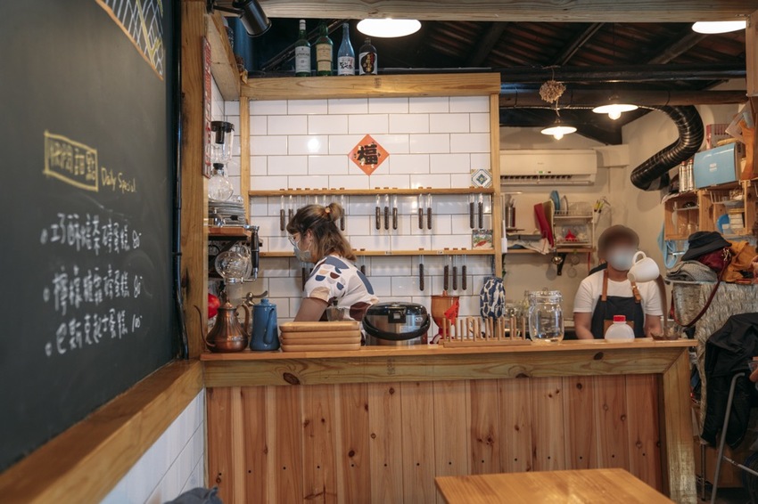 大溪咖啡廳 草店尾事務所｜ 穿梭和平老街感受大溪古城時光 老宅賦予溫暖氣息 任自沈浸迷人單品咖啡中 · 算命的說我很愛吃