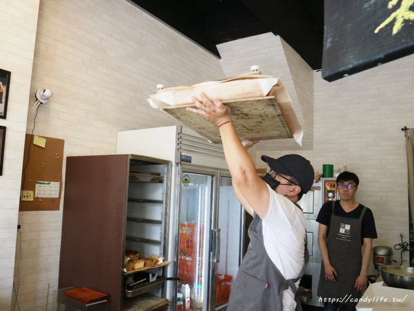 雞蛋牛奶古早味蛋糕:台中美食│雞蛋牛奶古早味蛋糕〃每日現烤,手工現做,香氣超迷人的古早味蛋糕,每天還有隱藏版口味唷~