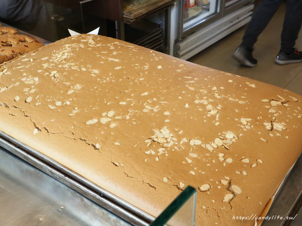 雞蛋牛奶古早味蛋糕:台中美食│雞蛋牛奶古早味蛋糕〃每日現烤,手工現做,香氣超迷人的古早味蛋糕,每天還有隱藏版口味唷~