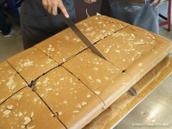 雞蛋牛奶古早味蛋糕:台中美食│雞蛋牛奶古早味蛋糕〃每日現烤,手工現做,香氣超迷人的古早味蛋糕,每天還有隱藏版口味唷~