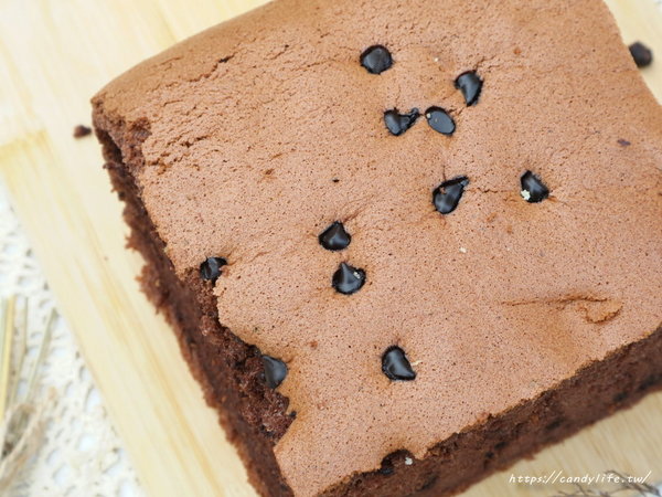 雞蛋牛奶古早味蛋糕:台中美食│雞蛋牛奶古早味蛋糕〃每日現烤,手工現做,香氣超迷人的古早味蛋糕,每天還有隱藏版口味唷~