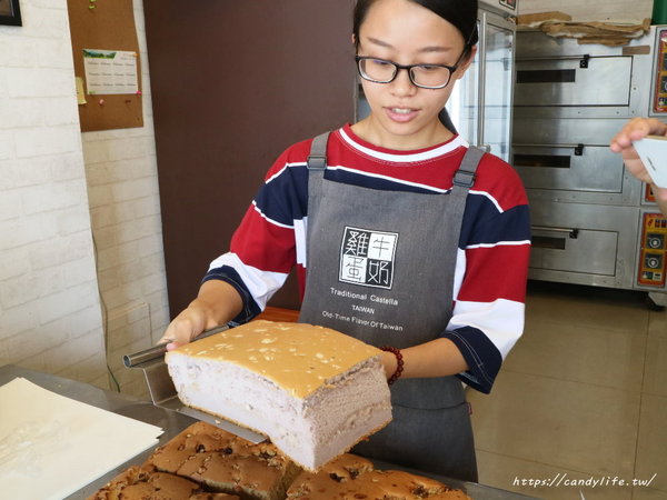 雞蛋牛奶古早味蛋糕:台中美食│雞蛋牛奶古早味蛋糕〃每日現烤,手工現做,香氣超迷人的古早味蛋糕,每天還有隱藏版口味唷~