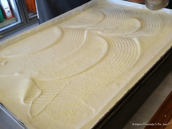 雞蛋牛奶古早味蛋糕:台中美食│雞蛋牛奶古早味蛋糕〃每日現烤,手工現做,香氣超迷人的古早味蛋糕,每天還有隱藏版口味唷~