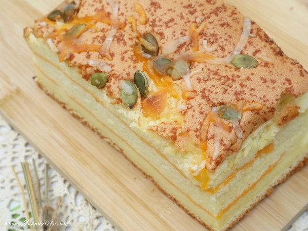 雞蛋牛奶古早味蛋糕:台中美食│雞蛋牛奶古早味蛋糕〃每日現烤,手工現做,香氣超迷人的古早味蛋糕,每天還有隱藏版口味唷~