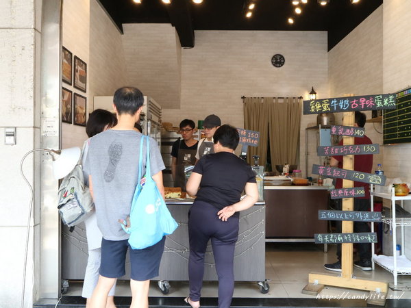 雞蛋牛奶古早味蛋糕:台中美食│雞蛋牛奶古早味蛋糕〃每日現烤,手工現做,香氣超迷人的古早味蛋糕,每天還有隱藏版口味唷~