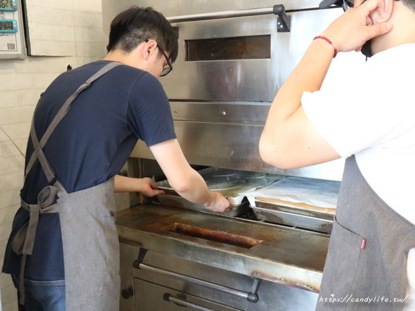 雞蛋牛奶古早味蛋糕:台中美食│雞蛋牛奶古早味蛋糕〃每日現烤,手工現做,香氣超迷人的古早味蛋糕,每天還有隱藏版口味唷~