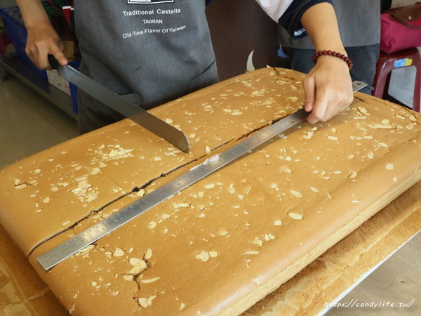 雞蛋牛奶古早味蛋糕:台中美食│雞蛋牛奶古早味蛋糕〃每日現烤,手工現做,香氣超迷人的古早味蛋糕,每天還有隱藏版口味唷~