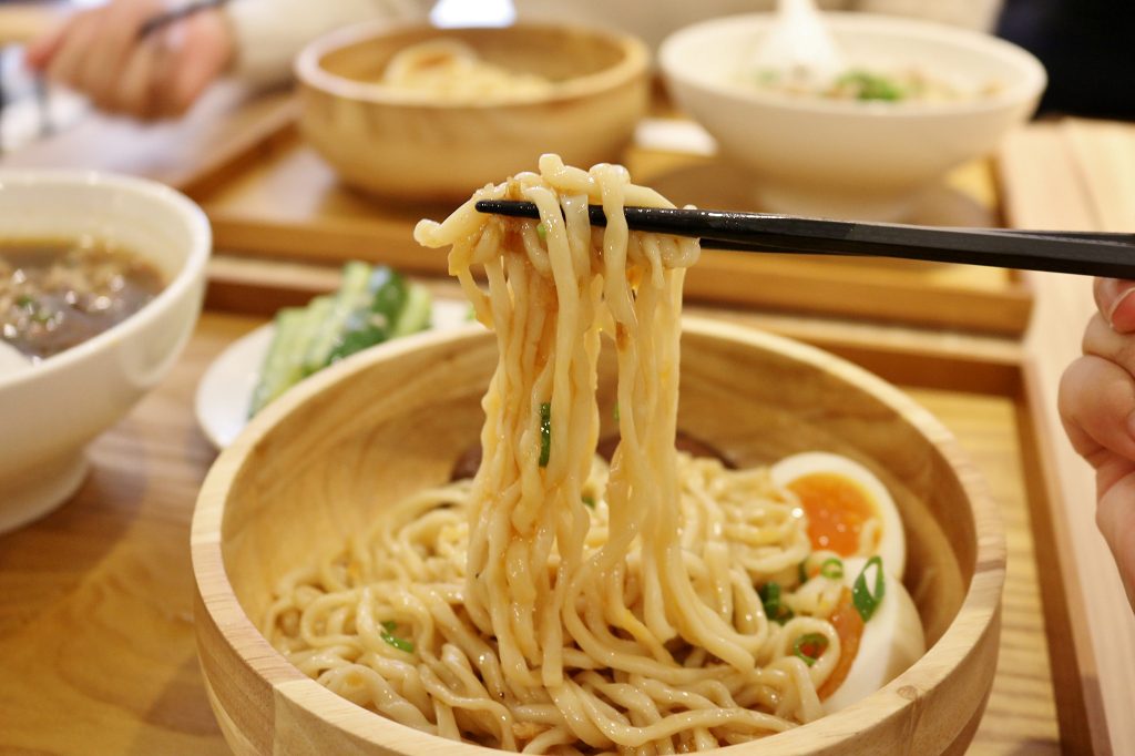 台北｜大師兄銷魂麵舖(忠孝店) 麻辣/清燉牛肉湯 香麻銷魂乾拌麵 - 奇奇一起玩樂趣