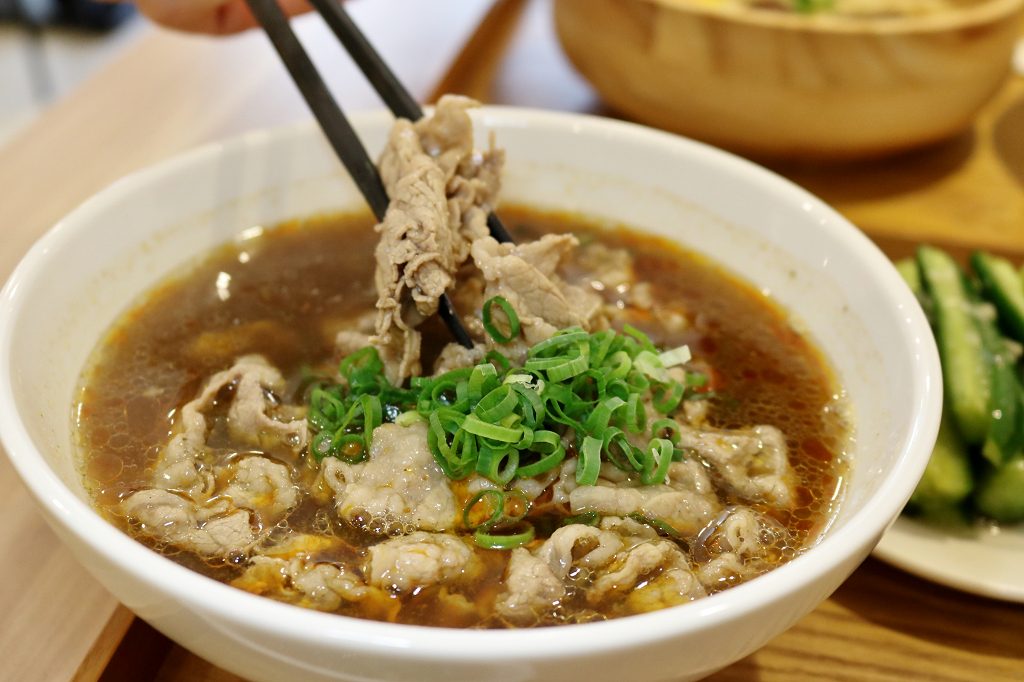 台北｜大師兄銷魂麵舖(忠孝店) 麻辣/清燉牛肉湯 香麻銷魂乾拌麵 - 奇奇一起玩樂趣