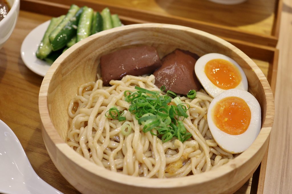 台北｜大師兄銷魂麵舖(忠孝店) 麻辣/清燉牛肉湯 香麻銷魂乾拌麵 - 奇奇一起玩樂趣