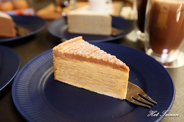 深藍咖啡館旗艦店：【台南美食】深藍咖啡館旗艦店：清水模簡約風格打造，IG打卡新熱點