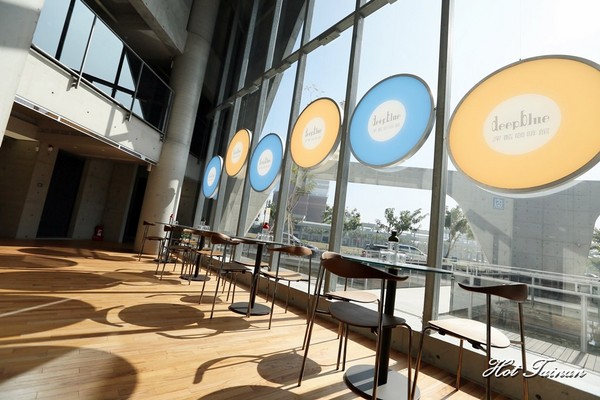 深藍咖啡館旗艦店：【台南美食】深藍咖啡館旗艦店：清水模簡約風格打造，IG打卡新熱點