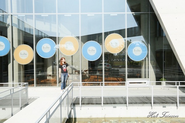 深藍咖啡館旗艦店：【台南美食】深藍咖啡館旗艦店：清水模簡約風格打造，IG打卡新熱點