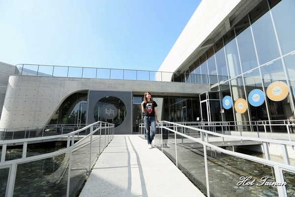 深藍咖啡館旗艦店：【台南美食】深藍咖啡館旗艦店：清水模簡約風格打造，IG打卡新熱點